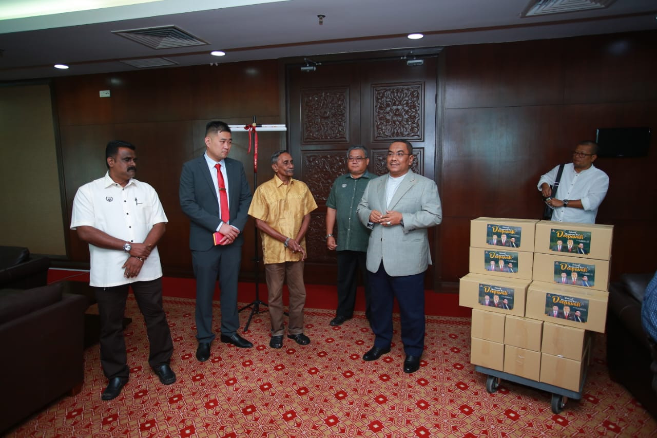 Menteri Besar, Datuk Seri Muhammad Sanusi Md. Nor menyerahkan sumbangan kepada masyarakat India sempena sambutan Deepavali selepas Mesyuarat Majlis Mesyuarat Kerajaan Negeri di Wisma Darul Aman, Alor Setar. - gambar Rafisqi Radhi